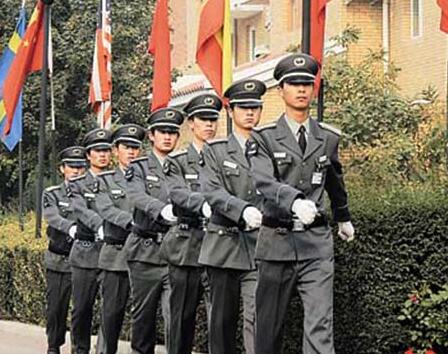 在小區(qū)門口發(fā)生搶劫事件時(shí)，物業(yè)保安是否負(fù)有相關(guān)責(zé)任