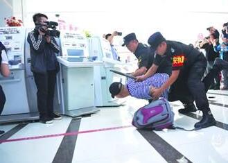 銀行內(nèi)遇搶劫咋應(yīng)對(duì)？襄陽戎安保安公司演練給答案